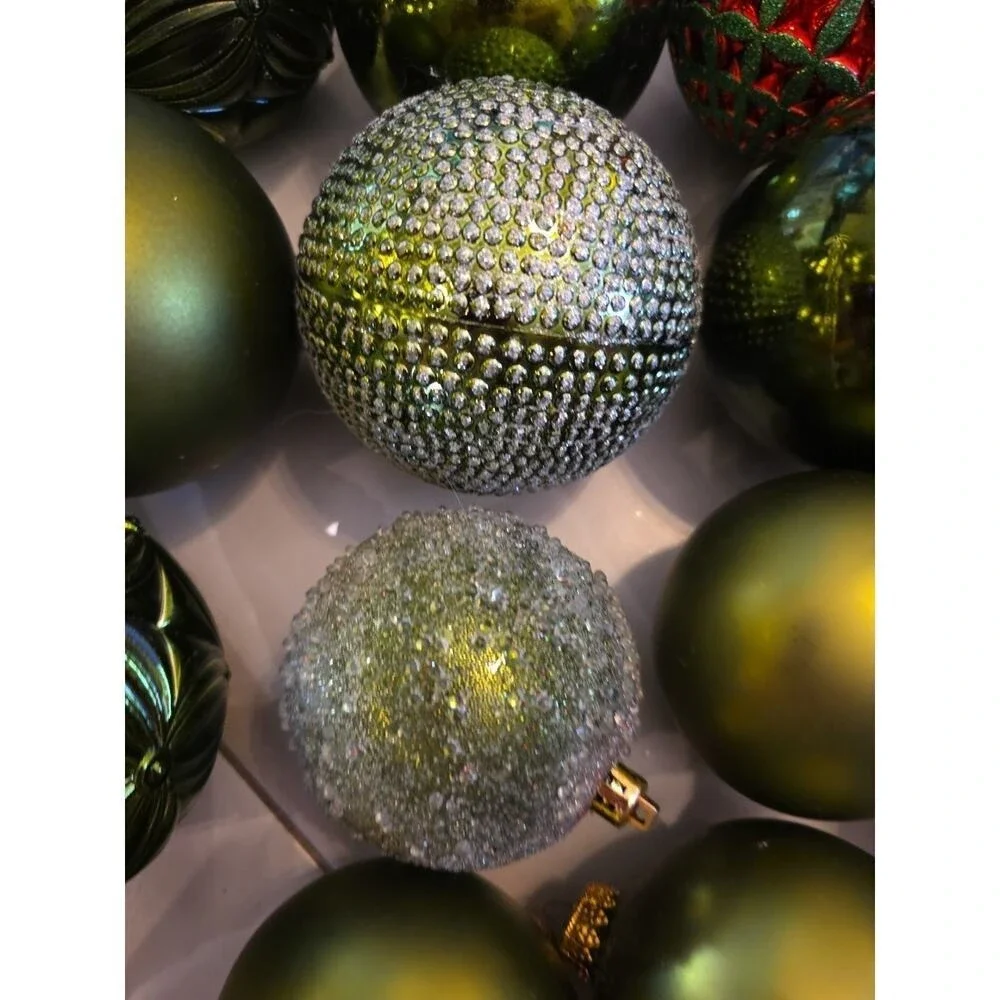 HOLIDAY‎ TIME 18 SHATTERPROOF HANGING ORNAMENTS ROUND BALLS Green